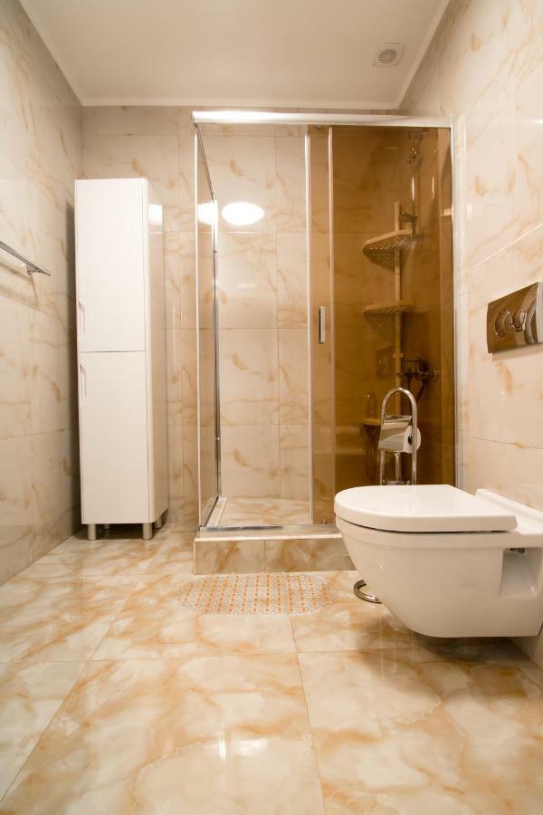 Lux Apartment Near Arena City Kiev Eksteriør billede